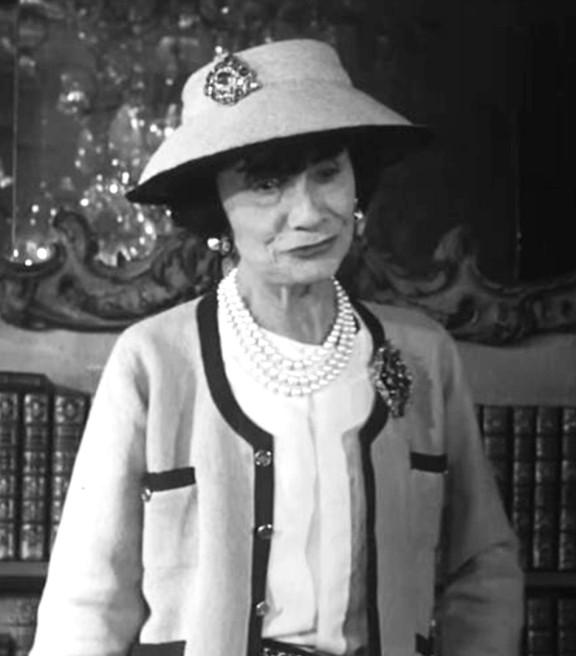 Coco Chanel – « Les femmes sont toujours trop habillées »